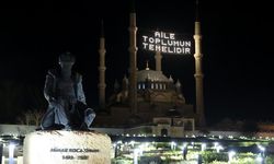 Selimiye Camii'ne "Aile toplumun temelidir" mahyası asıldı