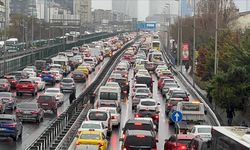 İstanbul'da akşam saatlerinde trafik yoğunluğu yaşanıyor