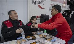 Down sendromlu milli sporcular iftar çadırında yemek servisi yaptı