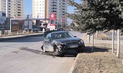 Erzurum’da iki araç kafa kafaya çarpıştı