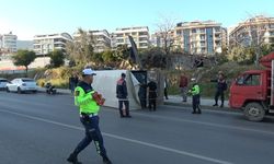 Alanya’da muz yüklü kamyonet devrildi :1 yaralı