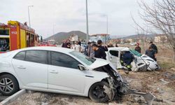 Isparta’da iki otomobilin kafa kafaya çarpıştı: 2 ölü, 3 yaralı