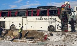 Afyonkarahisar'da yolcu otobüsü şarampole devrildi, 1 kişi öldü, 25 kişi yaralandı