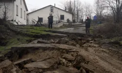 Kastamonu'da meydana gelen heyelanda 2 ev zarar gördü, yolda çökmeler oluştu