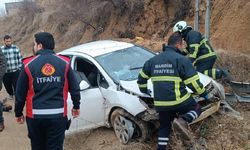 Mardin'de devrilen otomobildeki 4 kişi yaralandı