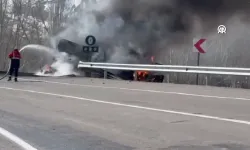 Sivas'ta iş makinesi yüklü tır yandı, 3 kişi yaralandı