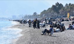 Antalya'da güneşli havayı fırsat bilenler sahillerde yoğunluk oluşturdu