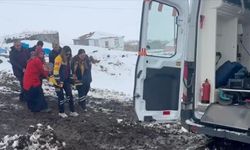 Kars'ta yolu ulaşıma kapanan köyde mahsur kalan hastayı ekipler hastaneye ulaştırdı