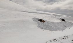 Hakkari'de üs bölgelerinin yolunda karla mücadele sürüyor