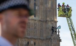 İngiltere'de Big Ben'e çıkarak Filistin bayrağı açan protestocu 16 saat sonra eylemi sonlandırdı