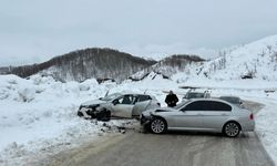 Tunceli’de iki otomobilin çarpıştığı kazada 3 kişi yaralandı