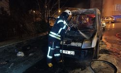 Erzurum'da park halindeyken yanan araç kullanılamaz hale geldi