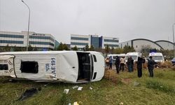 Kocaeli'de devrilen servis minibüsündeki 2 kişi yaralandı