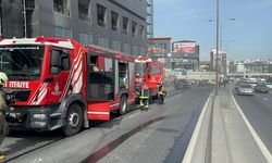 Küçükçekmece'de tadilat yapılan binada çıkan yangında 3 kişi dumandan etkilendi