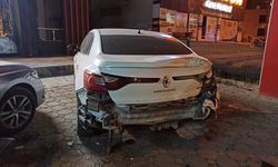 Şanlıurfa'da park halindeki araçlara çarpan otomobildeki 2 kişi hayatını kaybetti