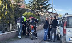 Sivas'ta hafif ticari araçla çarpışan motosikletteki 2 polis yaralandı