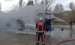 Sivas'ta park halindeyken yanan tır kullanılamaz hale geldi