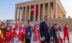 Milli Eğitim Bakanı Tekin, öğretmen ve öğrencilerle Anıtkabir'i ziyaret etti