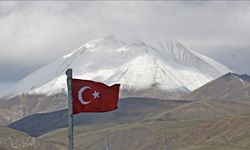 Ağrı'daki Kösedağ baharda karla kaplandı