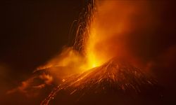 İtalya'da Etna Yanardağı güçlü şekilde kül ve lav püskürttü