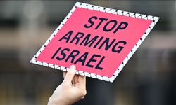 ABD'nin İsrail'e silah satışını protesto için Londra'daki büyükelçilik havuzuna kırmızı boya atıldı