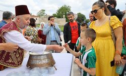 Edirne'de vatandaşlara coğrafi işaretli deva-i misk helvası dağıtıldı