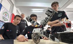 Kocaeli'de meslek lisesi öğrencileri, uluslararası robot yarışmalarında zirveyi bırakmıyor