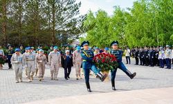 Astana’da Büyük Zafer’in 80. Yılı: Kazak Halkı Şehitlerini Unutmadı