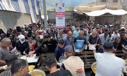 İsrail saldırısı ve ambargosu altındaki Gazze’deki Filistinlilere sıcak yemek dağıtıldı