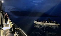 12 düzensiz göçmen kurtarıldı, bir göçmen kaçakçısı yakalandı