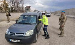 Ağrı’da jandarmadan geniş çaplı trafik denetimi: 7 gözaltı