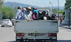 Kamyonet kasasında tehlikeli yolculuk
