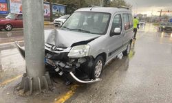 Hafif ticari araç direğe çarptı: 2 yaralı
