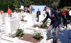 Hava şehitleri, Edirnekapı Şehitliği'nde anıldı
