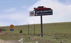 Emniyetten anlamlı uyarı: Yol kenarına yerleştirilen kazalı araç, sürücüleri yavaşlattı