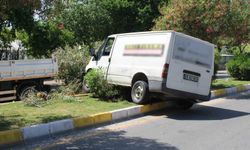 Hakimiyeti kaybolan minibüs refüjde asılı kaldı