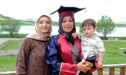 Diplomasını kucağında ki torunuyla birlikte aldı