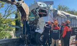Uşak'ta 2 tır ve otomobil çarpıştı, 1 kişi yaralandı