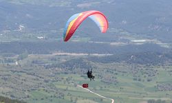 Yamaç paraşütü tutkunları, 19 Mayıs'ı Abant semalarında kutladı