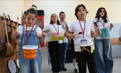 Çevreye duyarlı öğrenciler geri dönüşüm malzemelerinden enstrümanlar yaparak orkestra kurdu