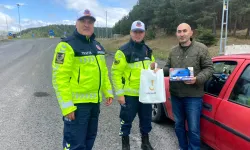 Ardahan'da jandarma, kurallara uyan sürücüleri ödüllendirdi