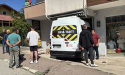 Karabük'te kontrolden çıkan öğrenci servisi iş yerine girdi