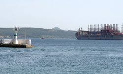 Elektrik üretim gemisi Çanakkale Boğazı'ndan geçti