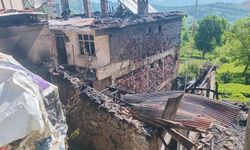 Trabzon'da çıkan yangında 2 ev kullanılamaz hale geldi