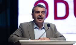 Bakan Tekin, İstanbul'da kitap okuma yarışmasının ödül törenine katıldı