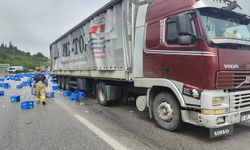 Balıkesir'de tırdan yola savrulup kırılan şişeler ulaşımı aksattı