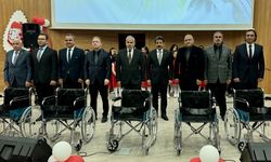 Kırşehir'de ilkokul öğrencilerinin yazdığı kitabın geliriyle alınan 32 tekerlekli sandalye dağıtıldı