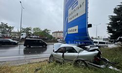 D-100 kara yolunun Kocaeli kesiminde trafik levhasına çarpan otomobil ulaşımı aksattı