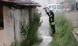 Taşova’da çıkan yangında ahşap ev kullanılamaz hale geldi