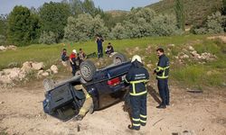 Mardin'de devrilen otomobildeki çocuk öldü, anne ve babası yaralandı